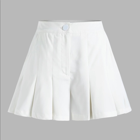 White pleated skort - Picture 1 of 3